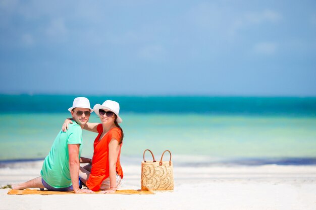 La giovane famiglia di due sulla spiaggia bianca si diverte molto