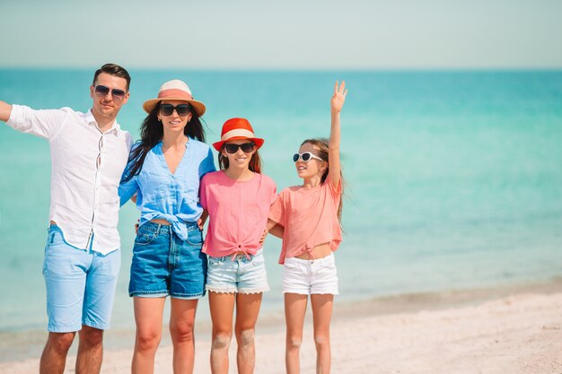 Le giovani famiglie in vacanza si divertono molto