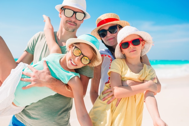 Le giovani famiglie in vacanza si divertono molto