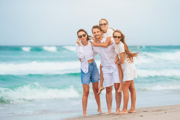 Foto la giovane famiglia in vacanza si diverte molto