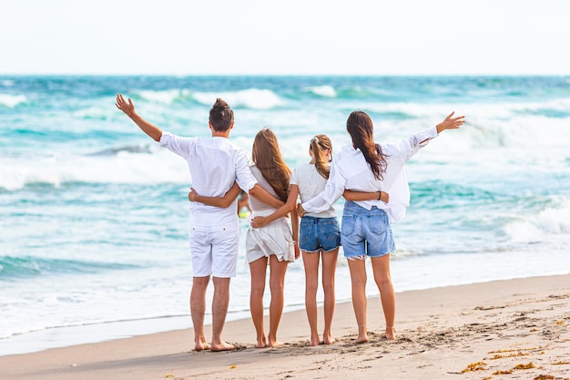 Foto la giovane famiglia in vacanza si diverte molto.