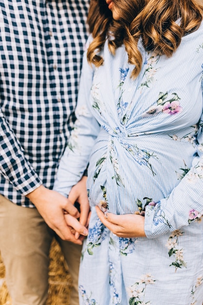 Foto una giovane famiglia in attesa di un bambino