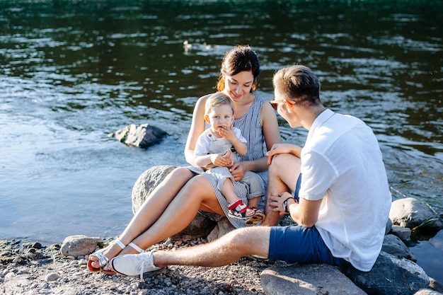 Foto giovane famiglia che cammina all'aperto