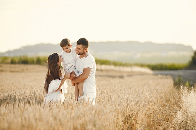 Photo young family at the wheat field on a sunny day.