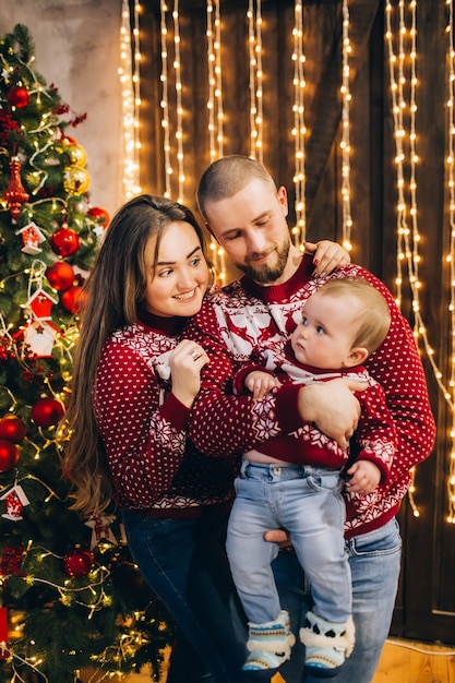 Giovane famiglia con un bambino all'interno, atmosfera natalizia,