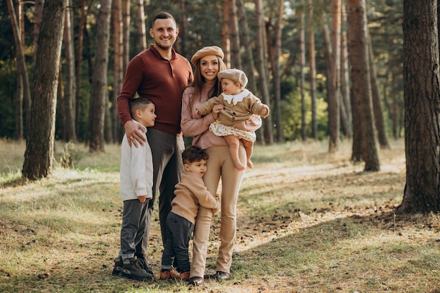 Photo young family with children in park