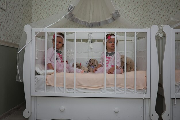 Photo young family with twin girls in new year's holidays