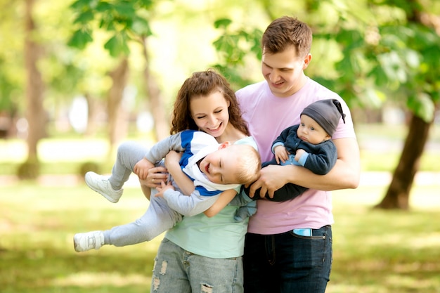 Foto giovane famiglia con due bambini in una passeggiata