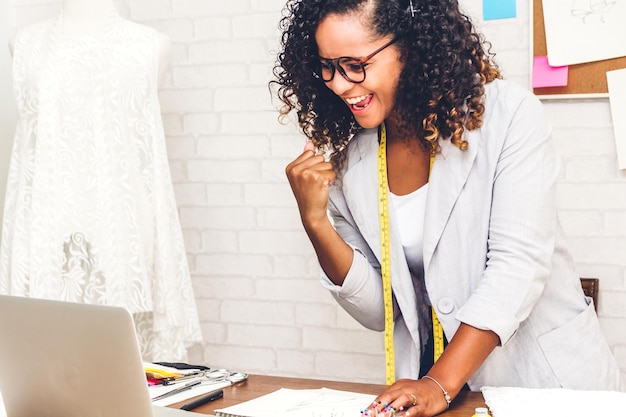 Photo young fashion designer working at desk in office