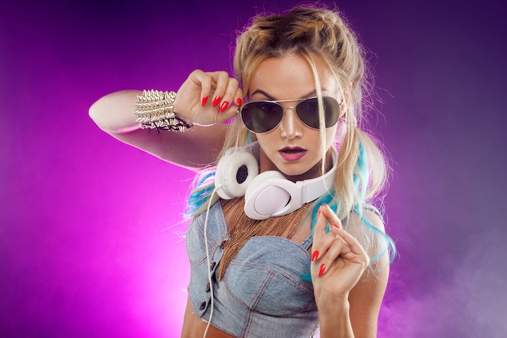 Photo young fashionable girl in disco style