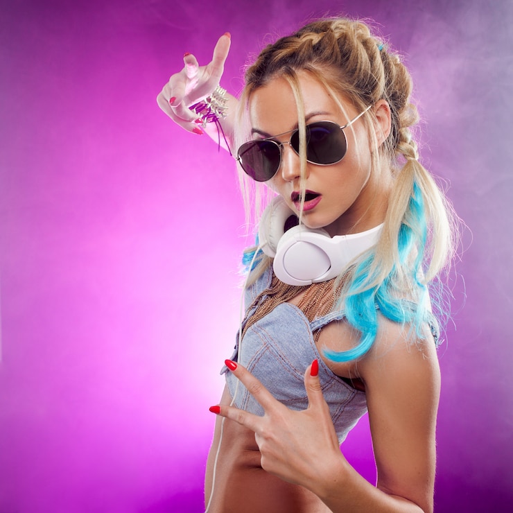 Photo young fashionable girl in disco style