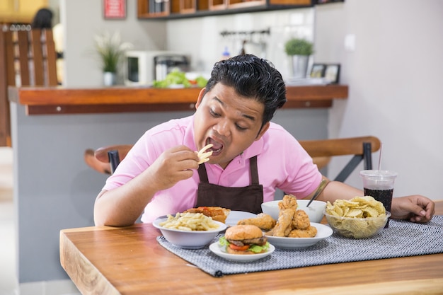 若いデブ男を食べる