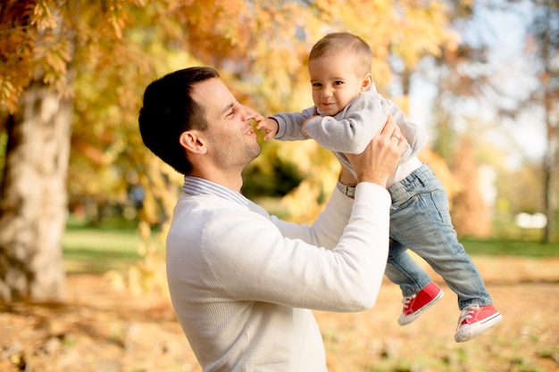 Молодой отец и мальчик в Осеннем парке