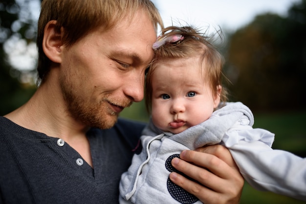 Foto giovane padre divertirsi con la sua piccola figlia nel parco