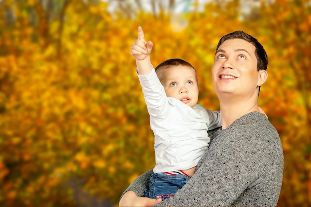 若い父親と彼の笑顔の息子を抱き締めると一緒に時間を楽しんで、父の日のお祝い