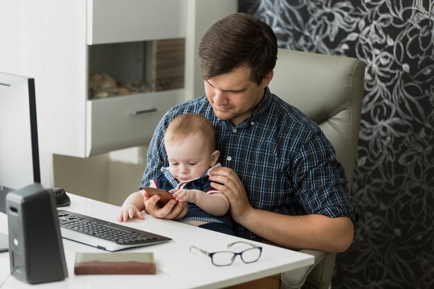 若い父親は彼の幼児の世話を話している