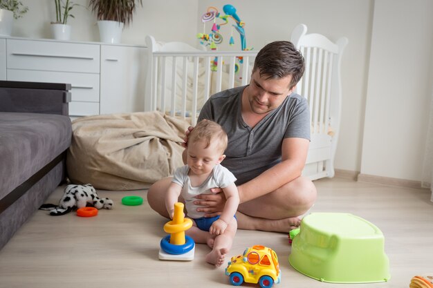 若い父親は彼の幼児の世話を話している