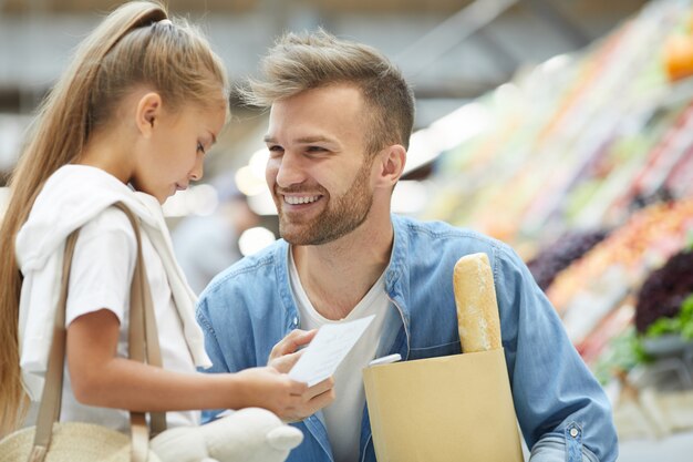 Giovane padre nel supermercato