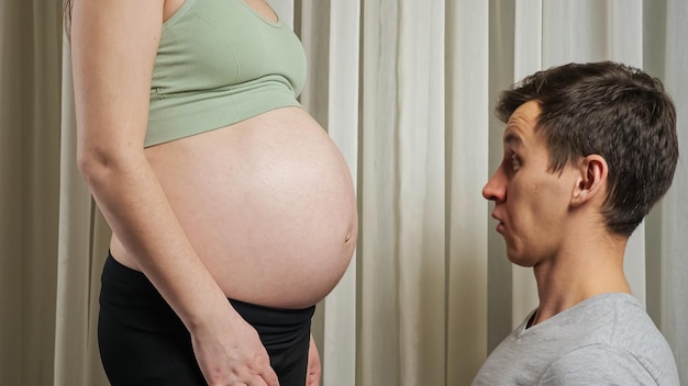 임신한 뱃속에서 움직이는 아기에 놀란 젊은 아버지