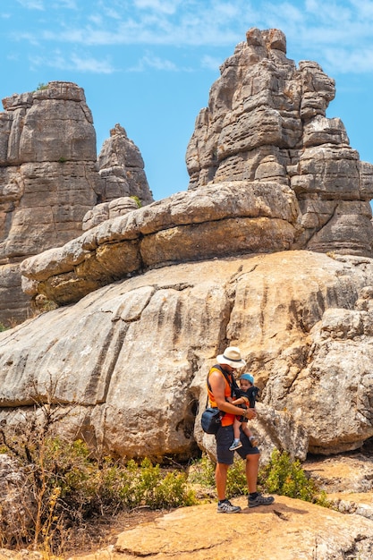 녹색과 노란색 트레일 Malaga에서 Torcal de Antequera를 즐기는 아들과 함께 젊은 아버지