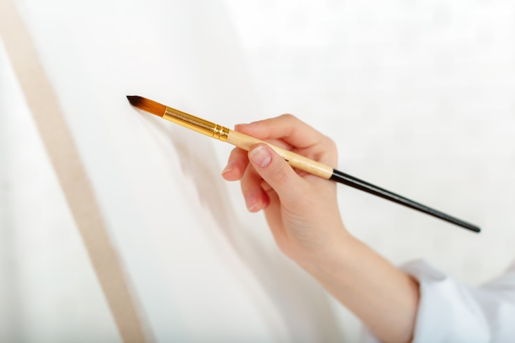 Photo スタジオで若い女性アーティストの絵