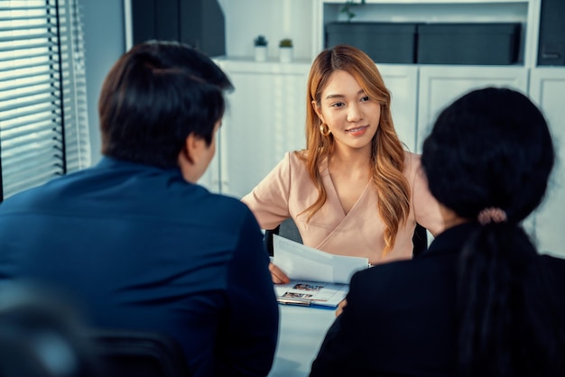 젊은 여성 아시아 후보자는 유능하여 면접관에게 깊은 인상을 주려고 합니다.