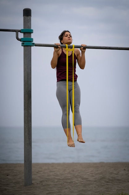 Фото Молодая спортсменка тренируется на пляже