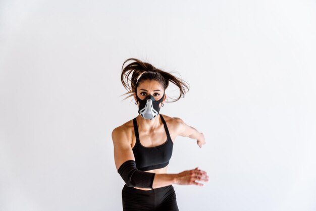 Photo young female athlete training in a gym using sport equipment