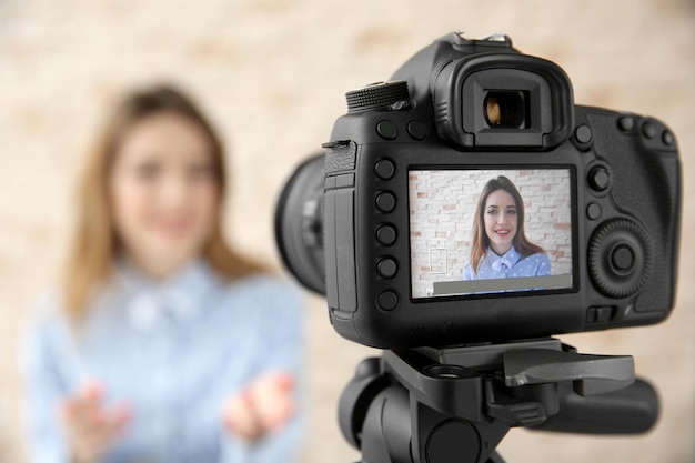 Giovane blogger femminile sullo schermo della fotocamera