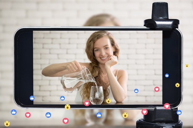 Foto giovani blogger e vlogger e influencer online vivono in streaming uno stile di vita sano sui social media utilizzando uno smartphone