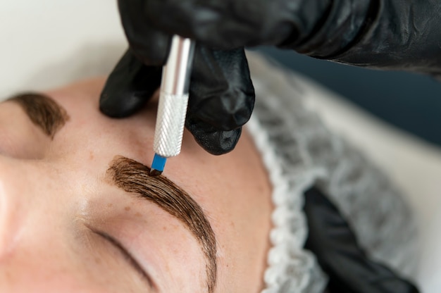 Foto giovane cliente femminile che si sottopone a una procedura di microblading