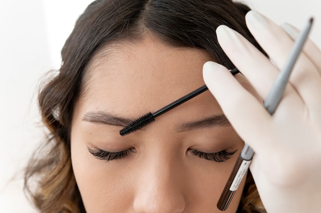 Photo young female client going through a microblading procedure