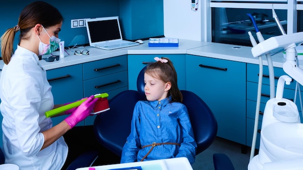 Photo young female dentist working in her office