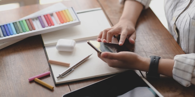 Photo young female designer touching smartphone