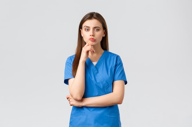파란색 유니폼을 입고 젊은 여성 의사