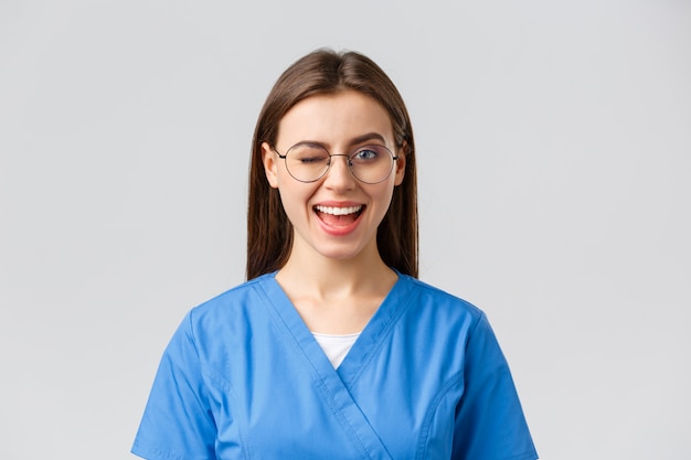 Молодая женщина-врач в синей форме