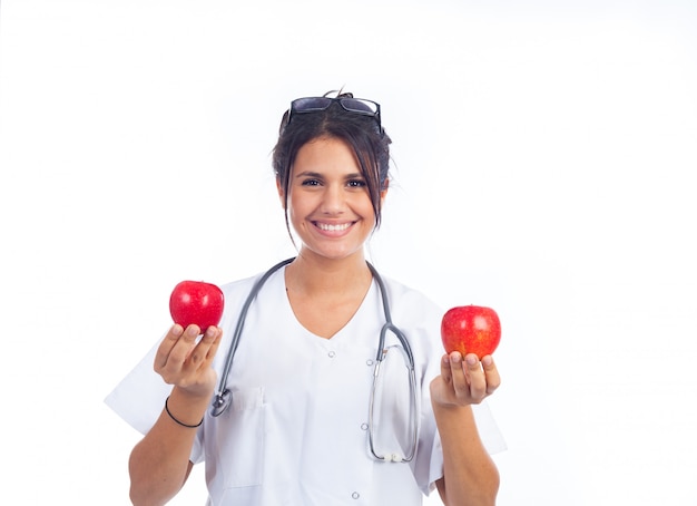 두 아름 다운 빨간 사과 보여주는 젊은 여성 의사