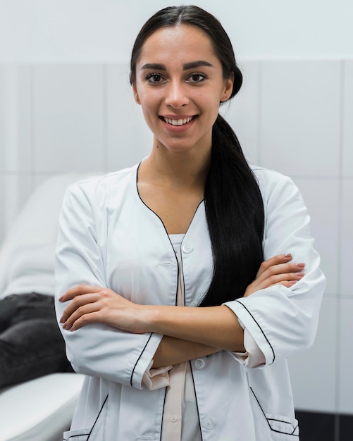 Foto giovane medico femminile che sorride accanto al paziente sfocato