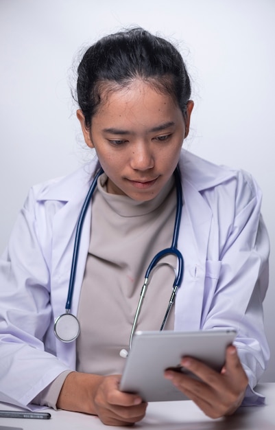 병원 사무실에서 일하는 젊은 여성 의사. 의료 및 건강 관리 개념.