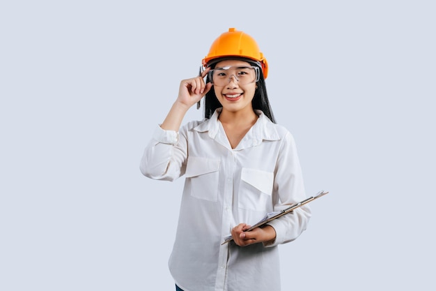 Молодая женщина-инженер в желтом шлеме и защитных очках