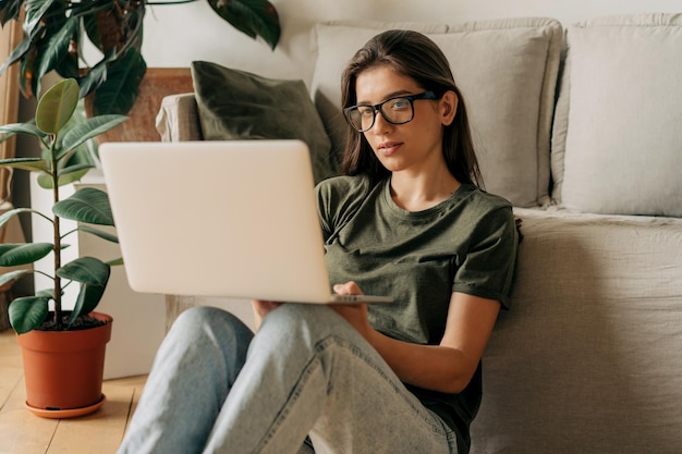 Photo young female freelancer talking on video call using laptop