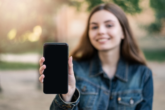 Photo young female girl with smartphone