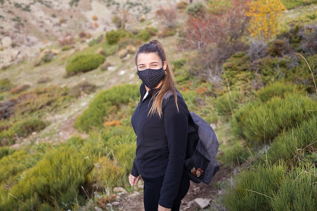 Foto giovane escursionista femminile che cammina sulla montagna durante