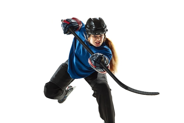 Giovane giocatore di hockey femminile con il bastone sul campo di ghiaccio e sfondo bianco. sportiva che indossa l'attrezzatura e l'allenamento del casco. concetto di sport, stile di vita sano, movimento, azione, emozioni umane.