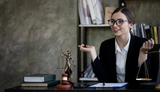 Giovane avvocato o procuratore femminile che lavora nell'ufficio