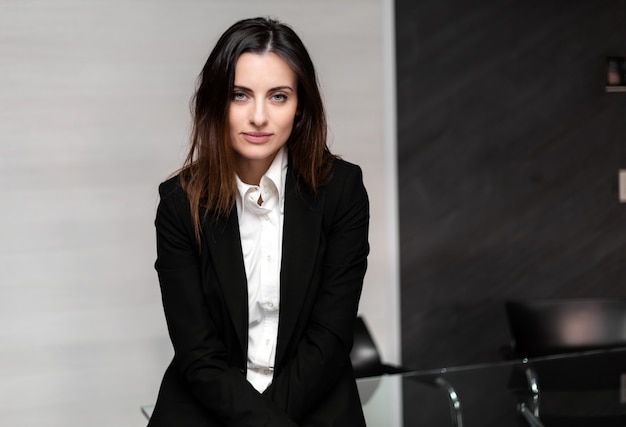 Photo young female manager in her mdoern office