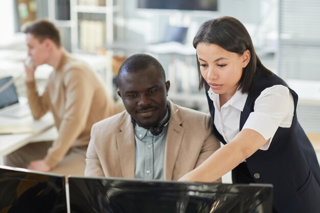 Photo young female manager instructing employee