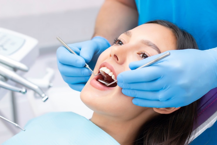Photo young female patient with pretty smile examining dental inspection at dentist clinic. healthy teeth and medicine, stomatology concept
