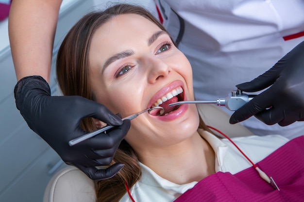 歯医者診療所で歯科検査をしている美しい笑顔の若い女性患者 健康な歯