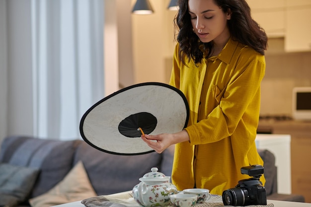 フォトセッション中の若い女性写真家